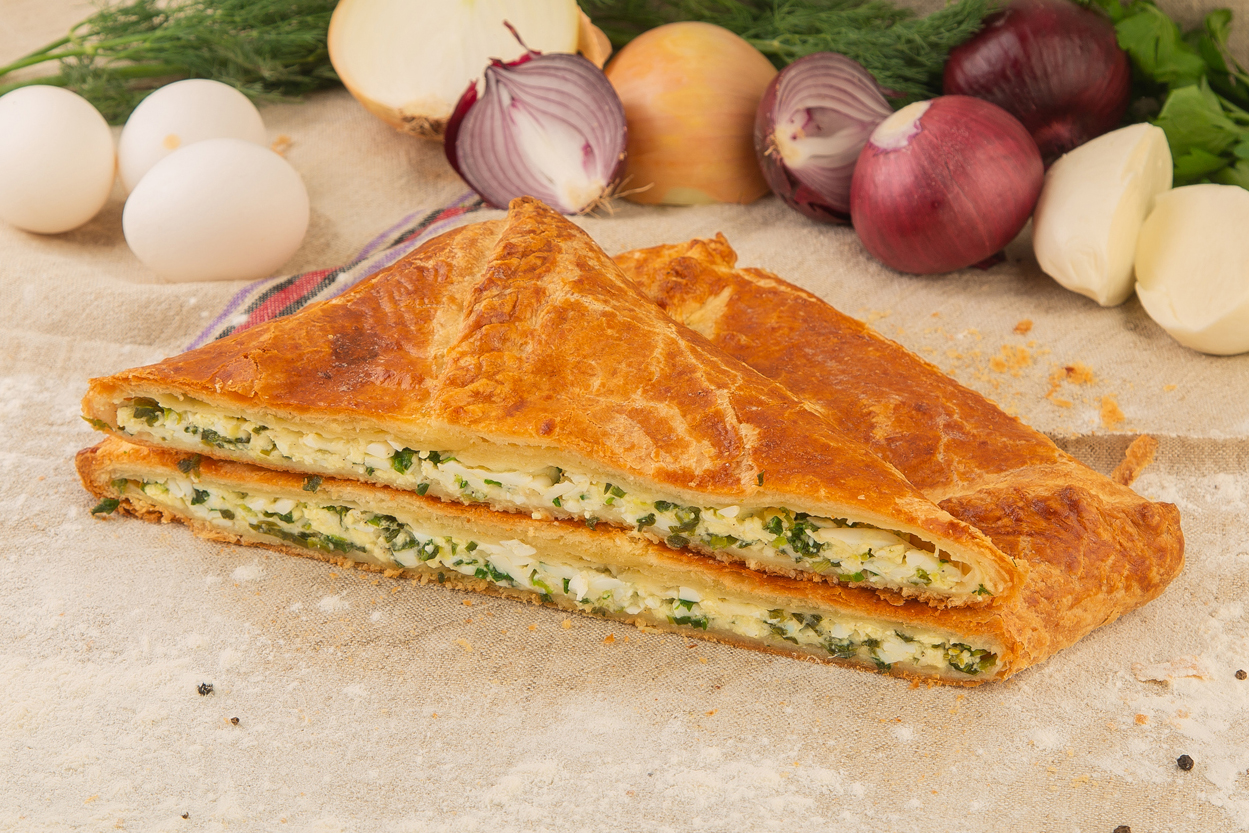 Пирог с моцареллой, зеленым луком и яйцом